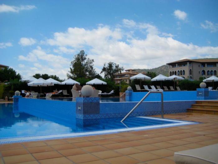 296563_2124105470409_167312452_n