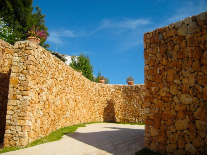 306404_2124071549561_710482284_n